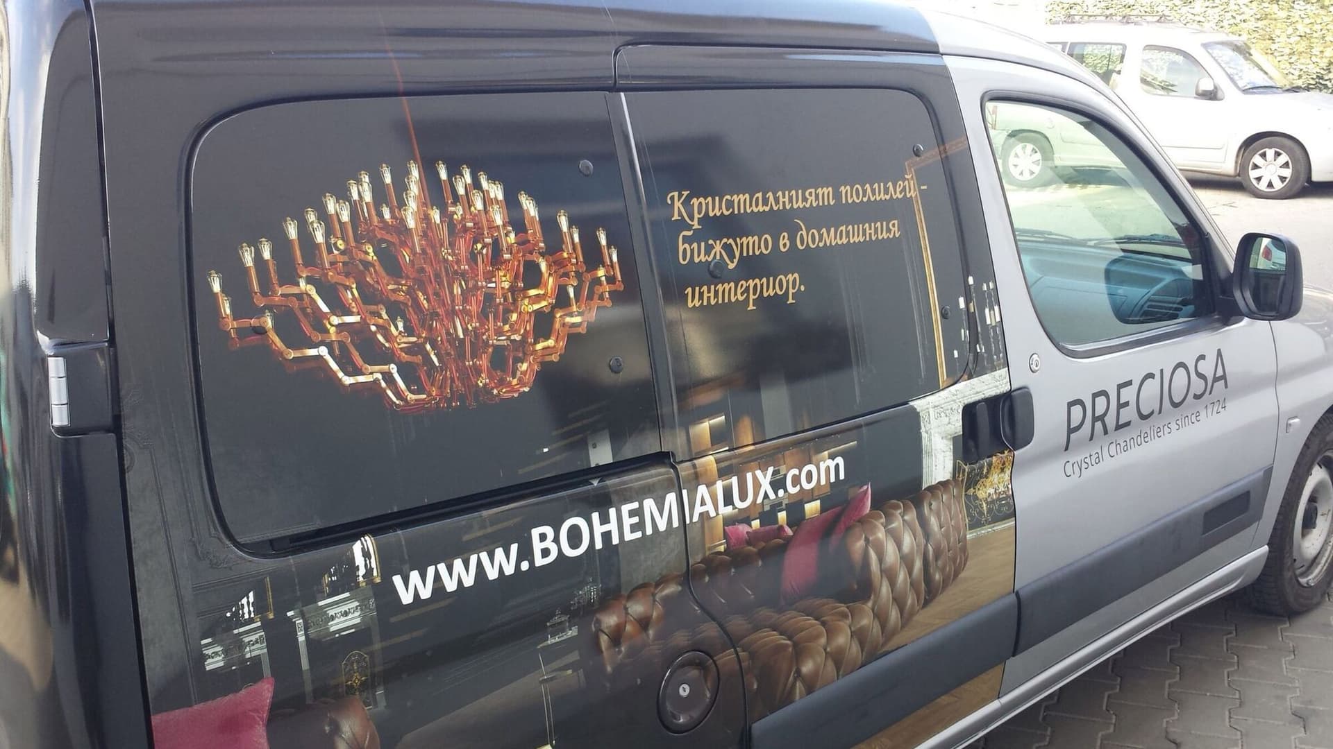 Страната на брандирания бус на Bohemia Lux