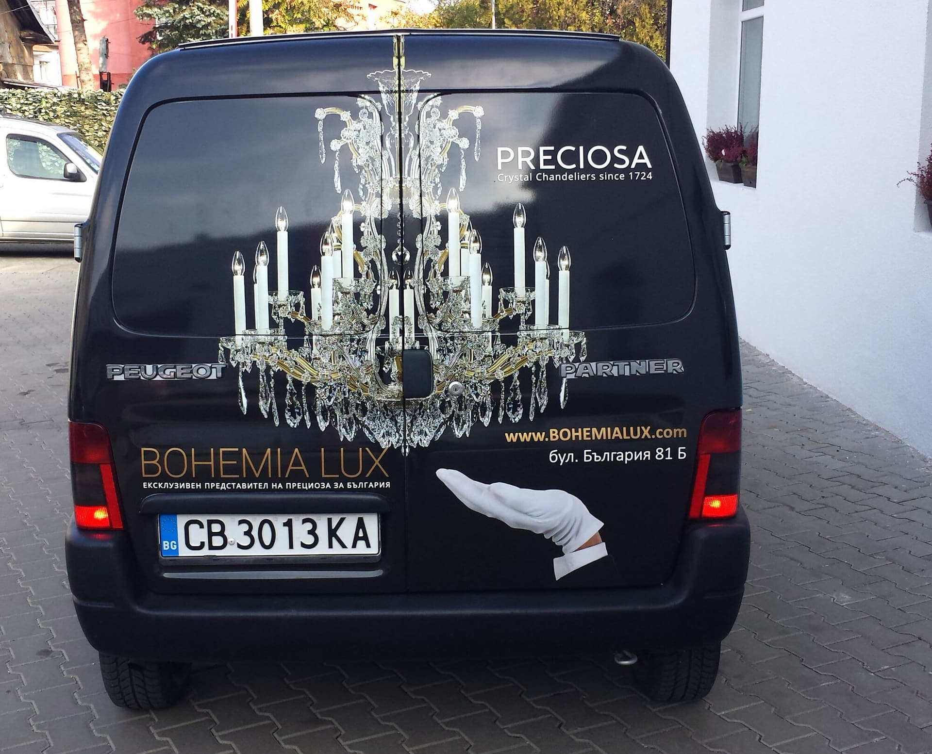 Задната част на бус на Bohemia Lux, облепен с полилей