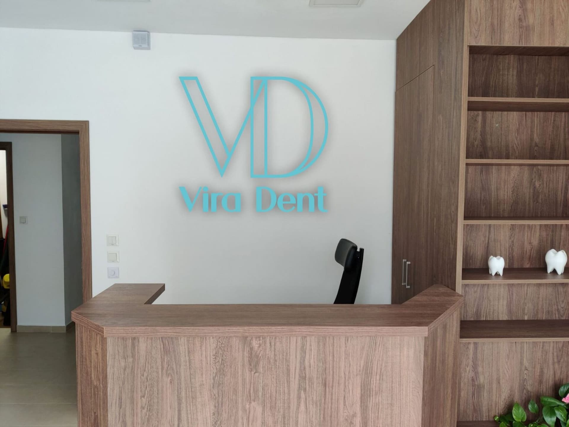 Обемно лого Vita Dent над рецепцията