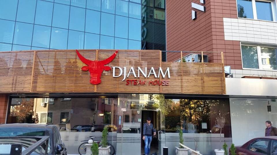 Табела на ресторант Djanam с бик над входа