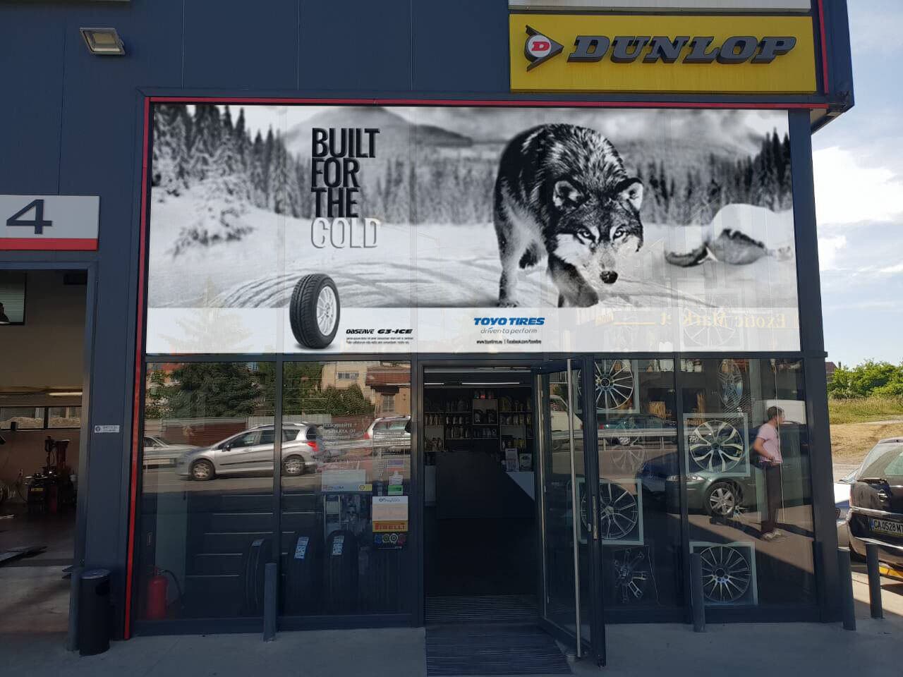Витрина на магазин за гуми с реклама на Dunlop