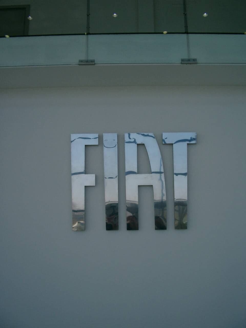 Хромирани обемни букви FIAT на стена в автосалон