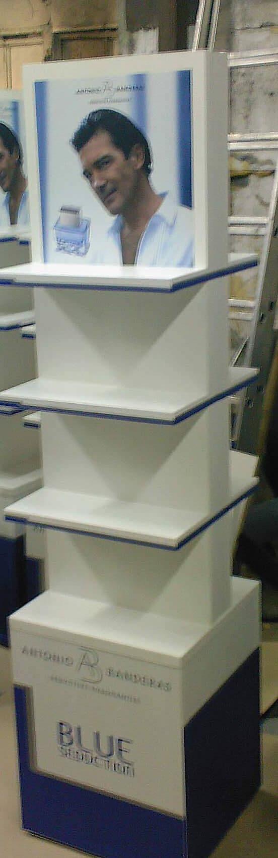 Рекламна стойка за продукти Nivea