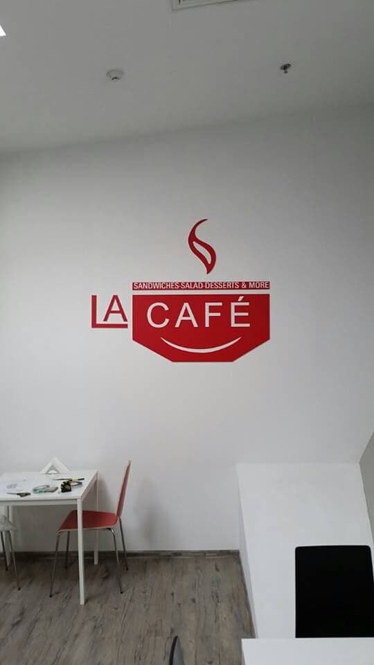 Лого на La Café на стената
