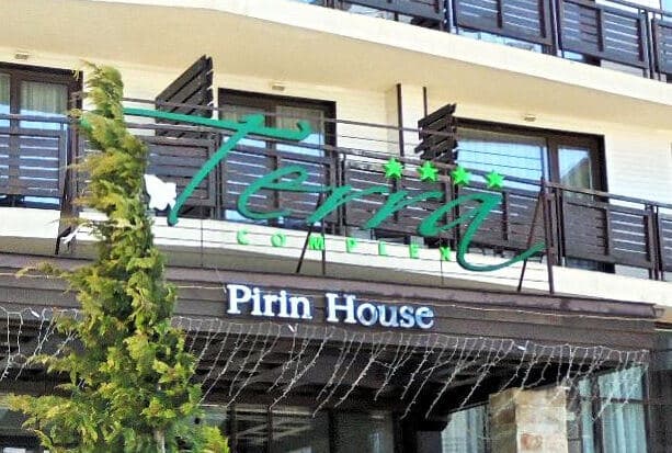 Светещ надпис Terra на фасадата на Pirin House