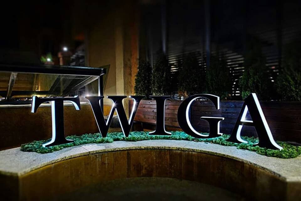 Светещи обемни букви TWIGA вечер